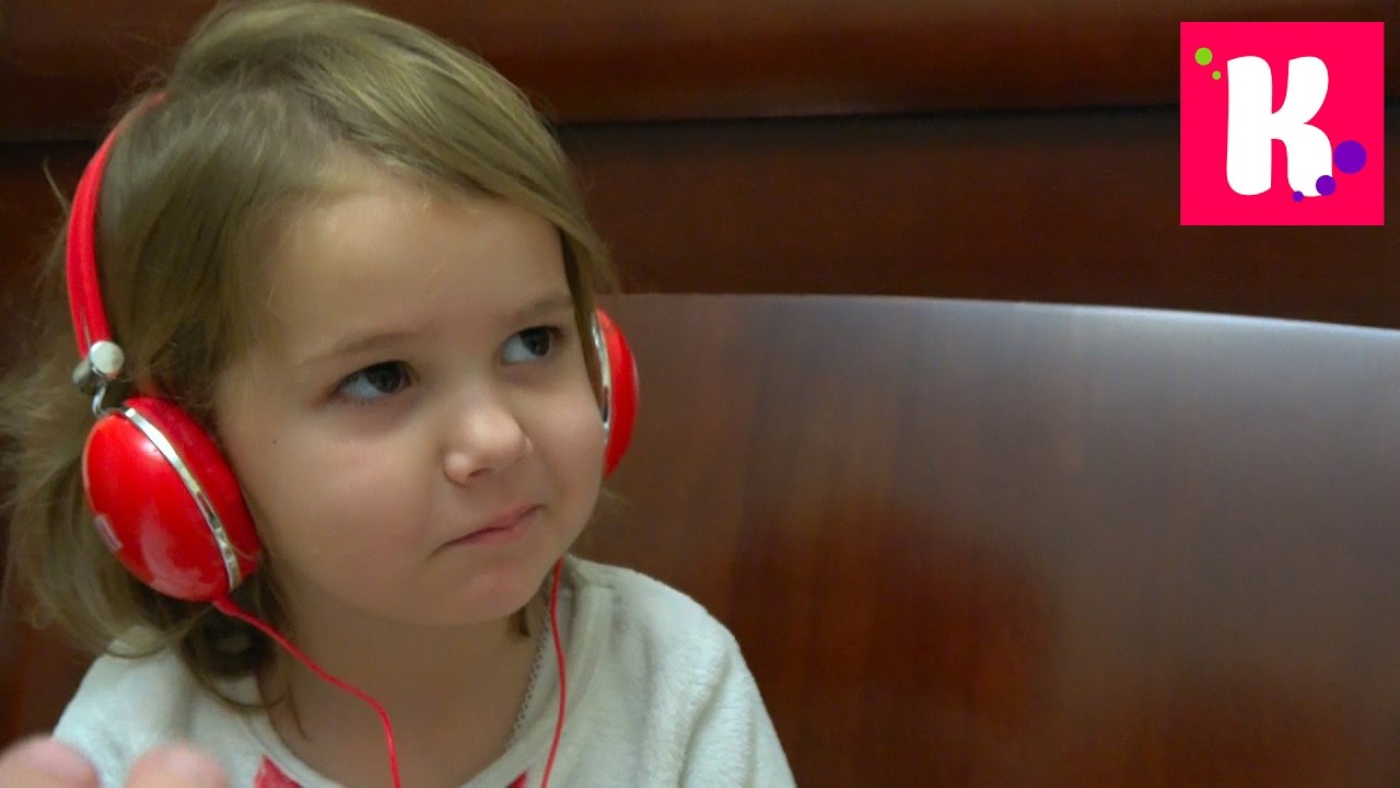 Podarki-pod-podushkoj-na-Sv.-Nikolaya-dlya-Kati-m-Maksa-mnogo-Barbie-kosmetiki-MMs-i-zhelejnye-osmnogi