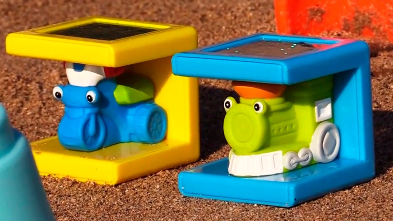 Razvivayushhie-igrushki-i-mashinki-na-plyazhe.-Igraem-v-pryatki-i-schitaem-do-5