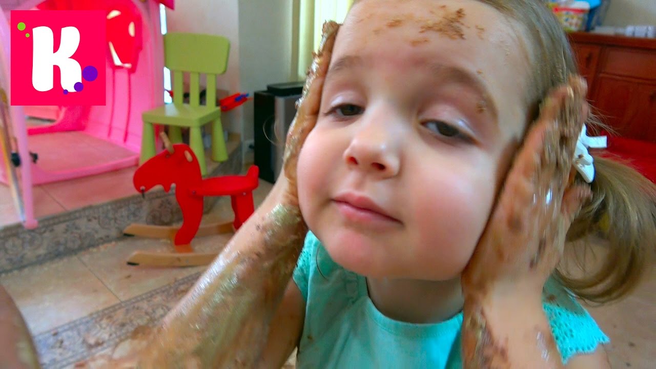 SHkodniki-Katya-i-Maks-ustroili-shokoladnyj-bardak-rassypav-shokoladnye-kapelki-po-teplomu-polu