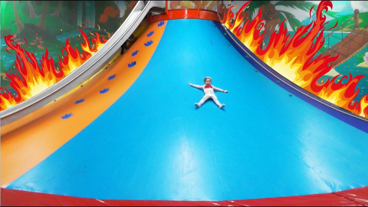 VLOG-Ogromnyj-Razvlekatelnyj-tsentr-s-gorkami-i-batutami-bassejn-s-sharikami-Playground-for-Kids