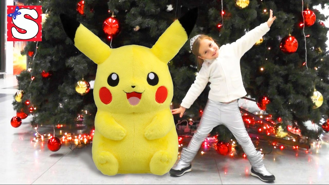 VLOG-Pokupaem-Pokemony-i-Gigantskuyu-YOlku-24-metra-Obzor-igrushek-NOVAYA-Kollektsiya-v-MakDonalds-gerl