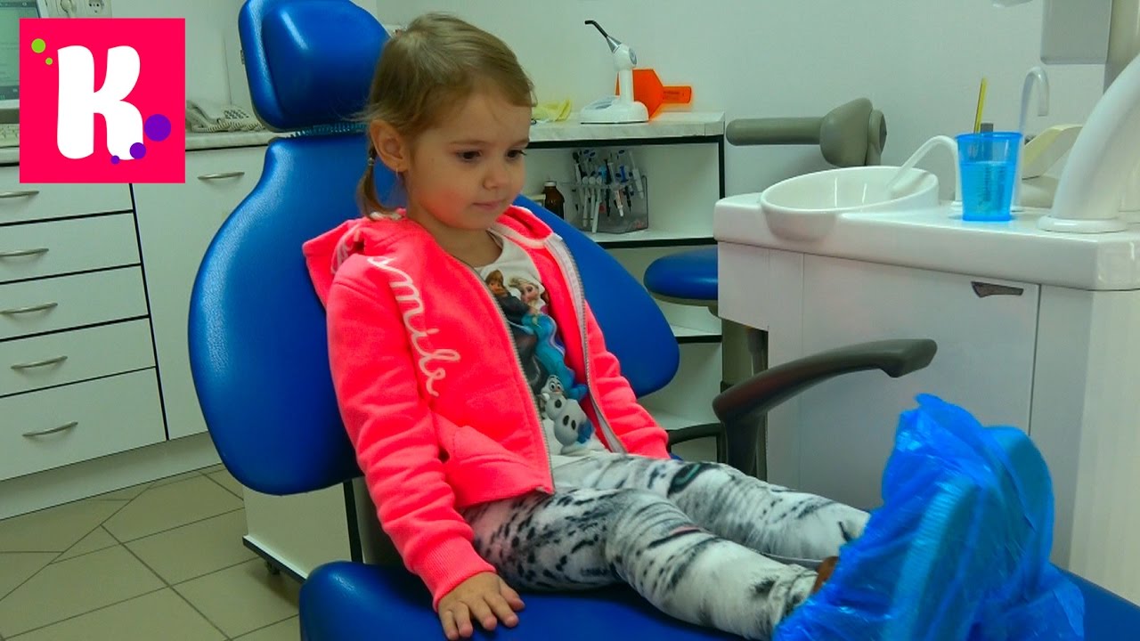 VLOG-na-prieme-u-zubnogo-doktora-Lechim-zubki-Rychashhie-detki-Katya-i-Maks-katayutsya-na-loshadyah