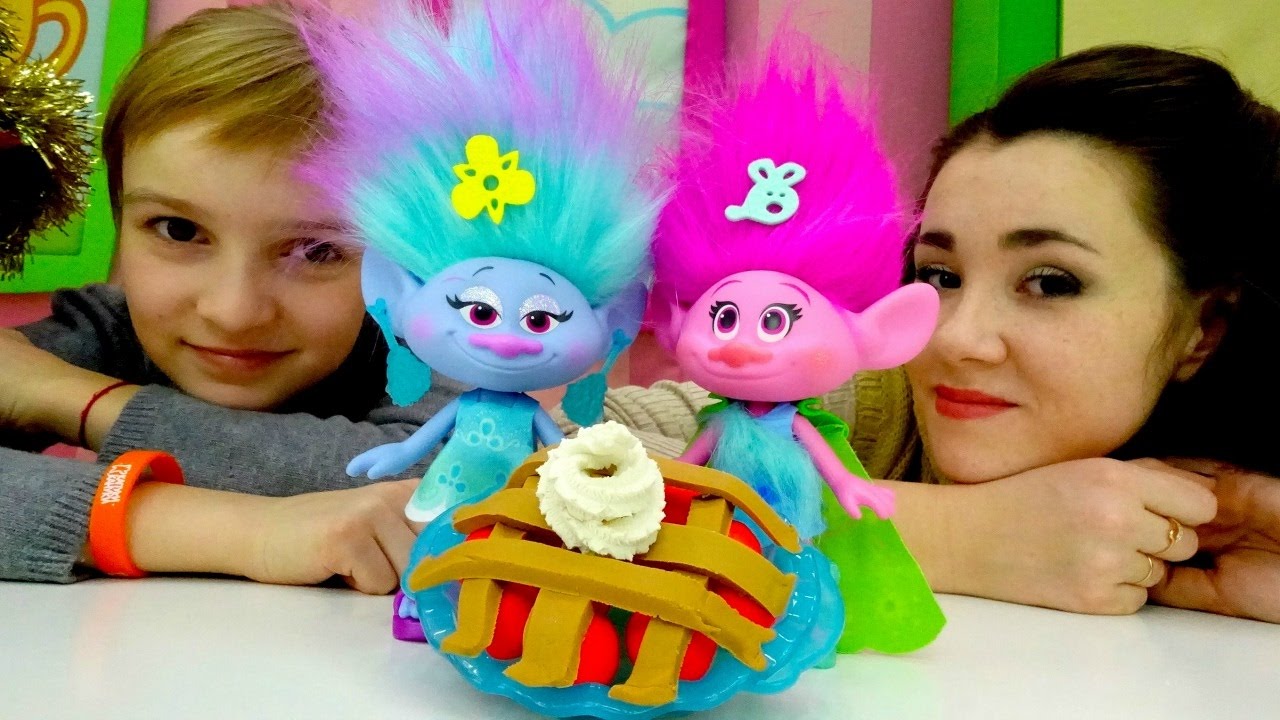 Video-Deti-i-Roditeli.-Trolli-zhdut-gostej-Naryazhaemsya-i-gotovim-pirog-Plej-Do