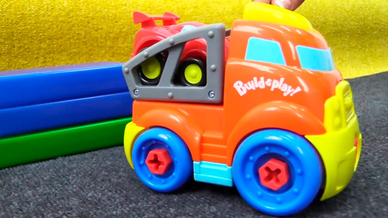 Video-pro-mashinki.-Gruzovichok-Malysh-i-Masha-sobiraet-konstruktor.-Avtovoz