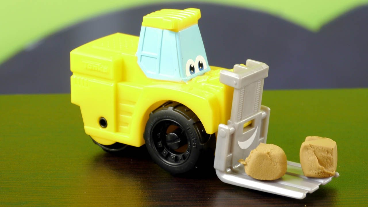 mashinka-iz-multfilma-CHak-i-ego-druzya-igraem-v-Play-Doh