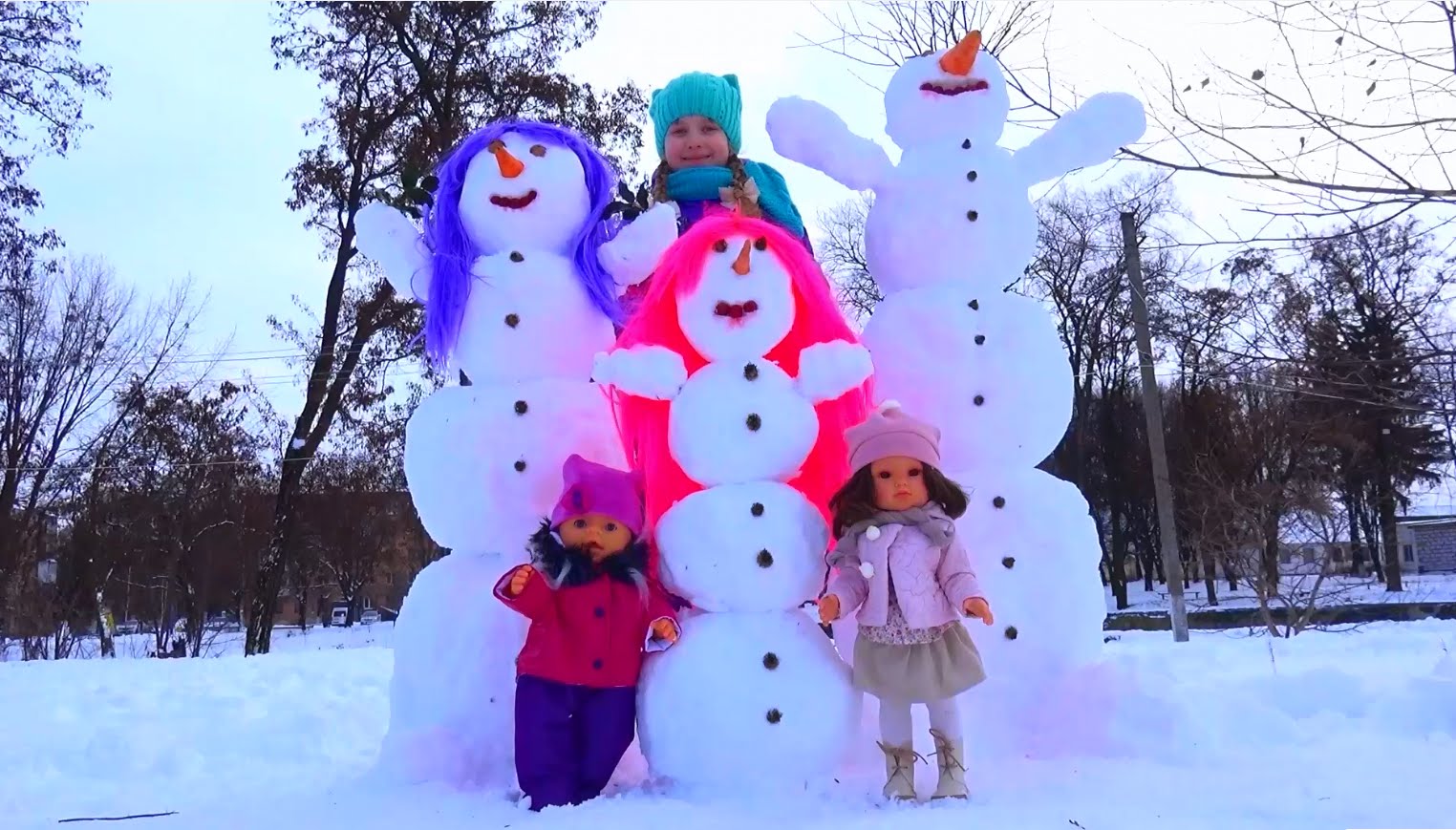 Anyuta-s-kuklami-lepyat-semyu-snegovikov-Anna-dolls-molded-snowmen-family