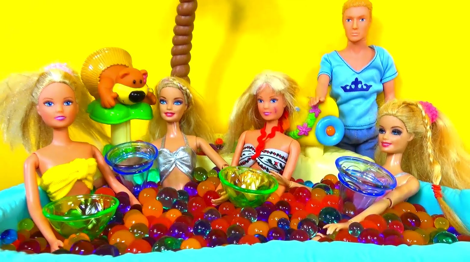 Bassejn-s-ORBEEZ-Multfilm-dlya-detej-Kukla-SHteffi-Kukla-Barbi-na-vecherinke-u-Kena