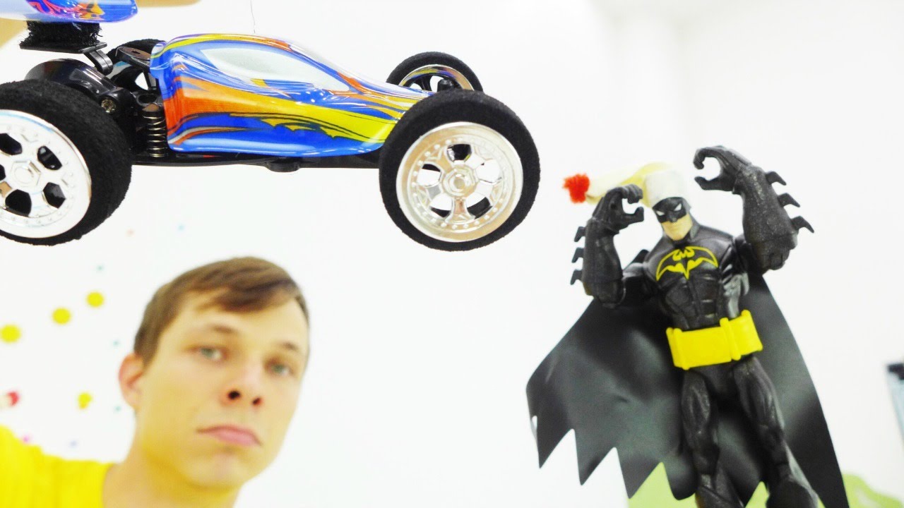 Betmen-BATMAN-i-Fedor.-ODIN-DOMA-Klub-supergeroev.-Video-dlya-detej-s-igrushkami-dlya-malchikov