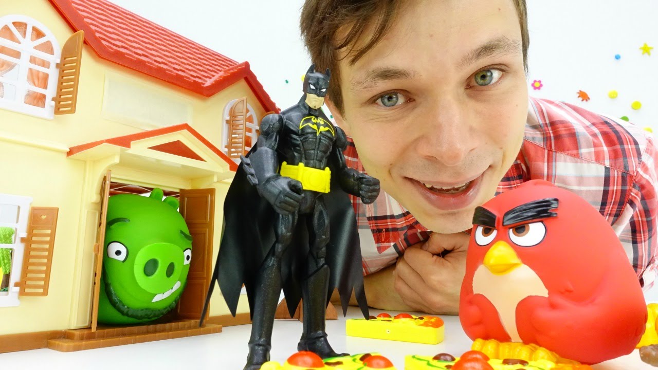 Betmen-i-Engri-Berdz-Angry-Birds-Video-s-igrushkami-ZAHVAT-stolovoj-CHetvertyj-obed-pod-ugrozoj