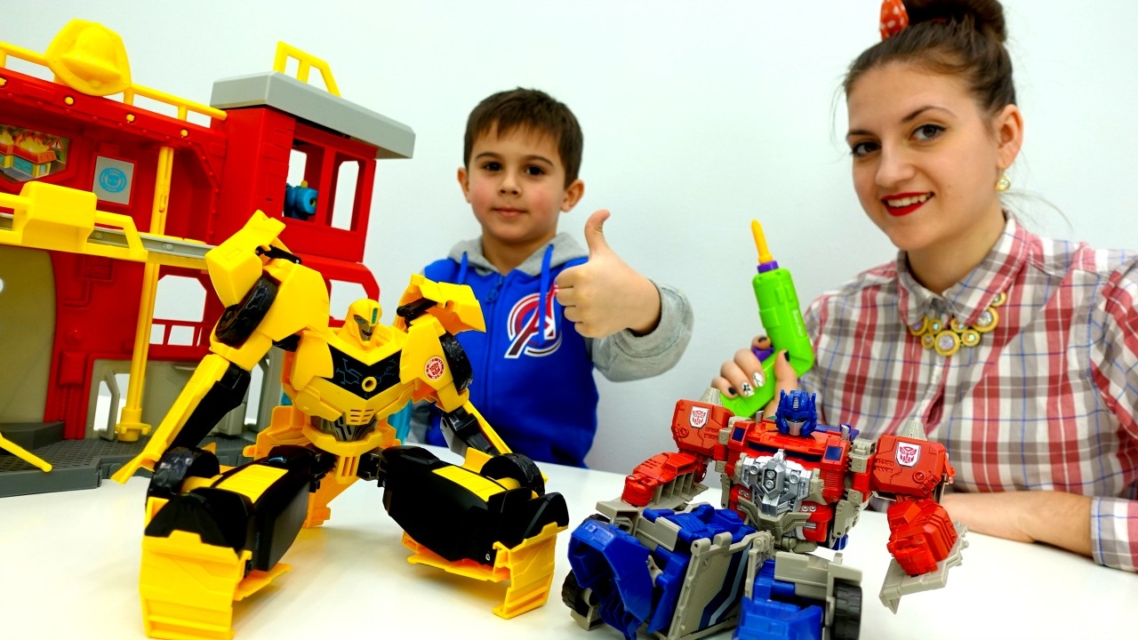 Bitva-transformerov-Optimus-Prajm-protiv-Megatrona-Baza-Avtobotov