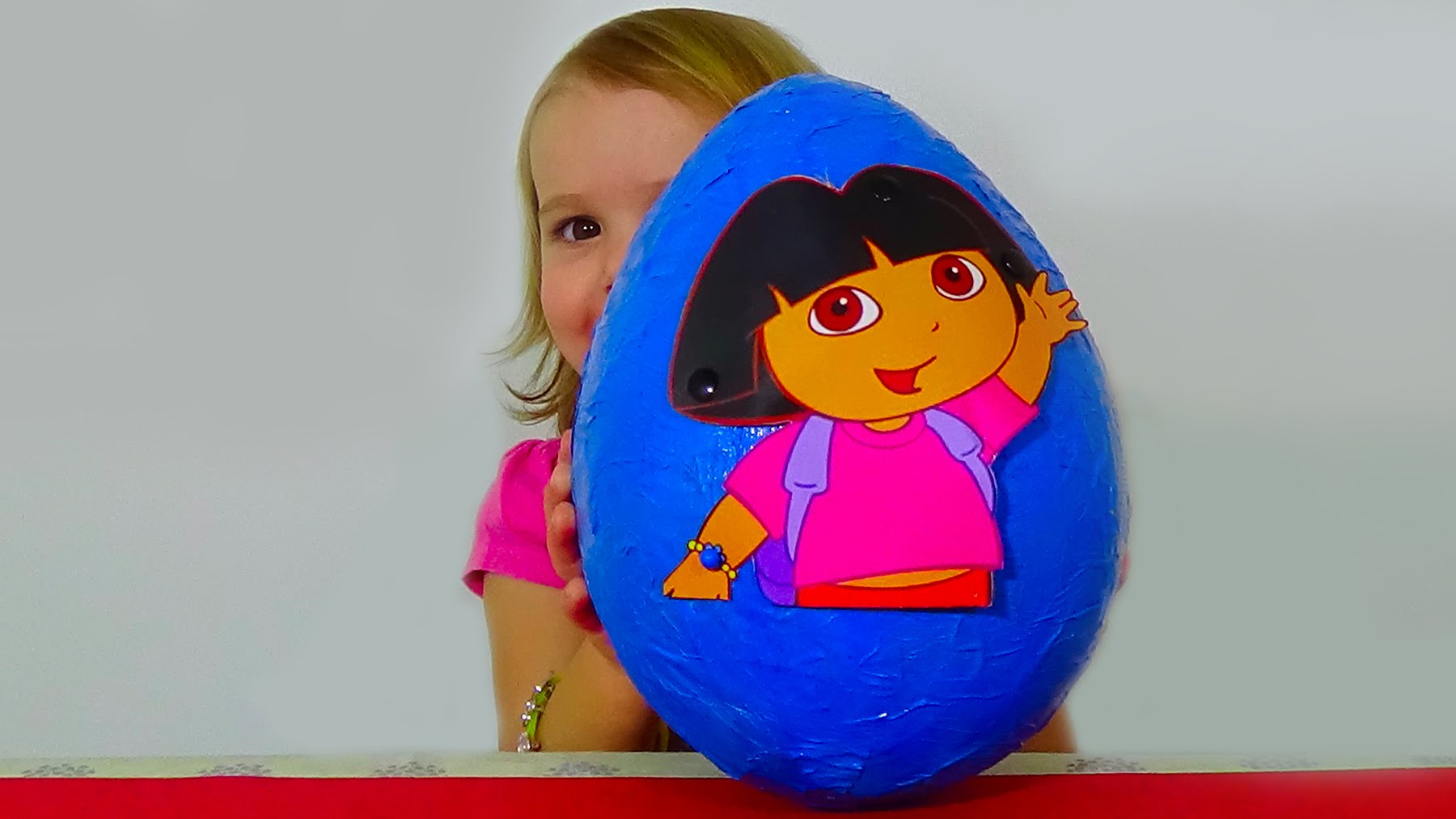 Dasha-Puteshestvennitsa-bolshoe-yajtso-s-syurprizom-otkryvaem-igrushki-Giant-surprise-egg-Dora-the-Explorer