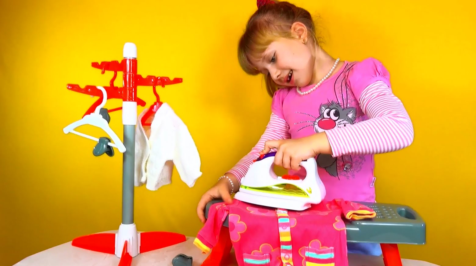 Detskij-igrovoj-nabor-dlya-glazhki-Gladim-odezhki-Childrens-play-set-for-ironing