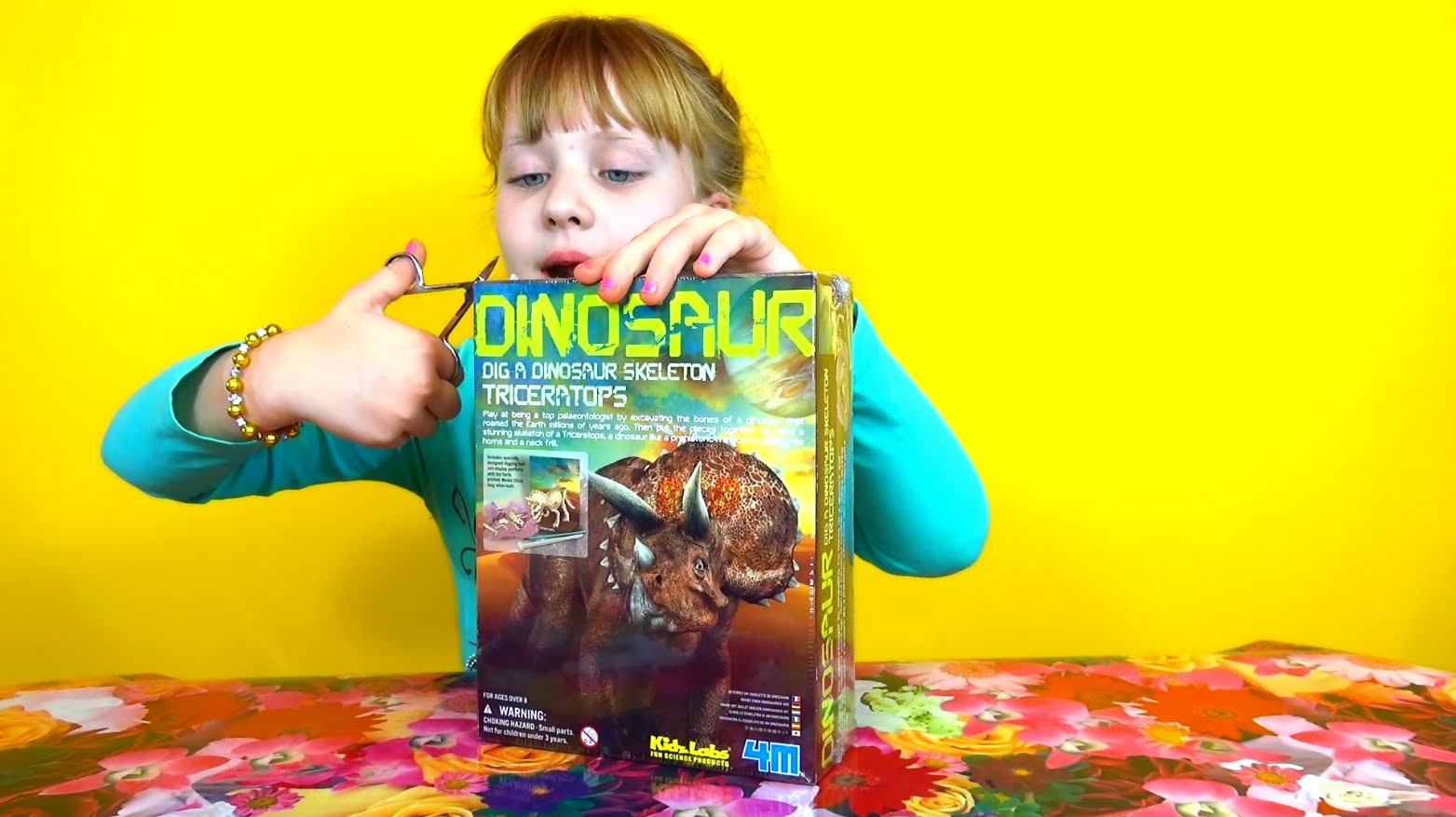 Detskij-nabor-Igraem-v-arheologov-Provodim-raskopki-dinozavra-Surprise-DINOSAUR-BONES-JURASSIC-WORLD