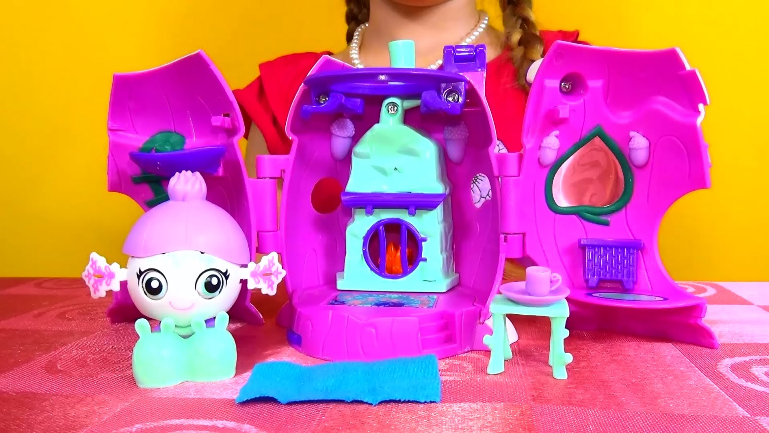 Detskij-nabor-bukugan-Zubls-v-zimnem-domike-raspakovka-igraem-Zoobles-Toys-Review