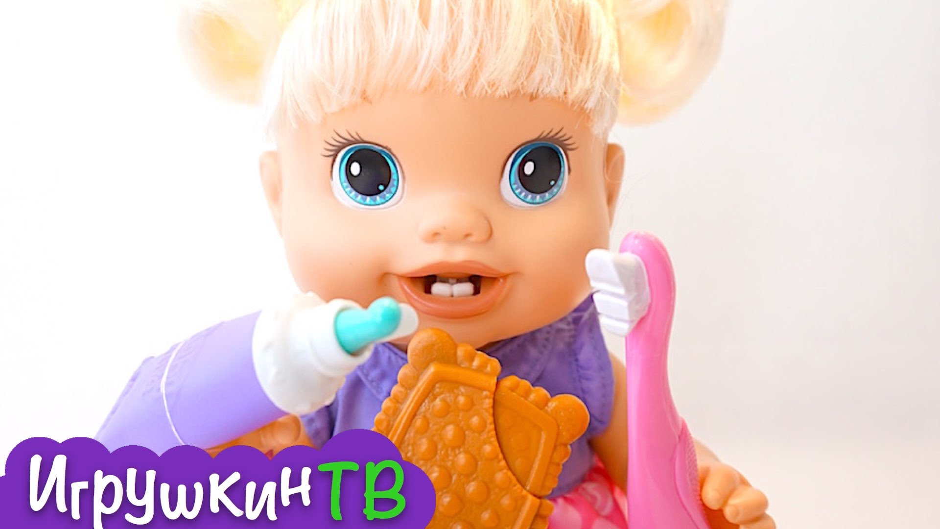 Dochki-Materi-s-kukloi-BebiElai-v.-Igraem-kak-Mama-chistim-zuby-zavtrakaem-menyaem-podguznik