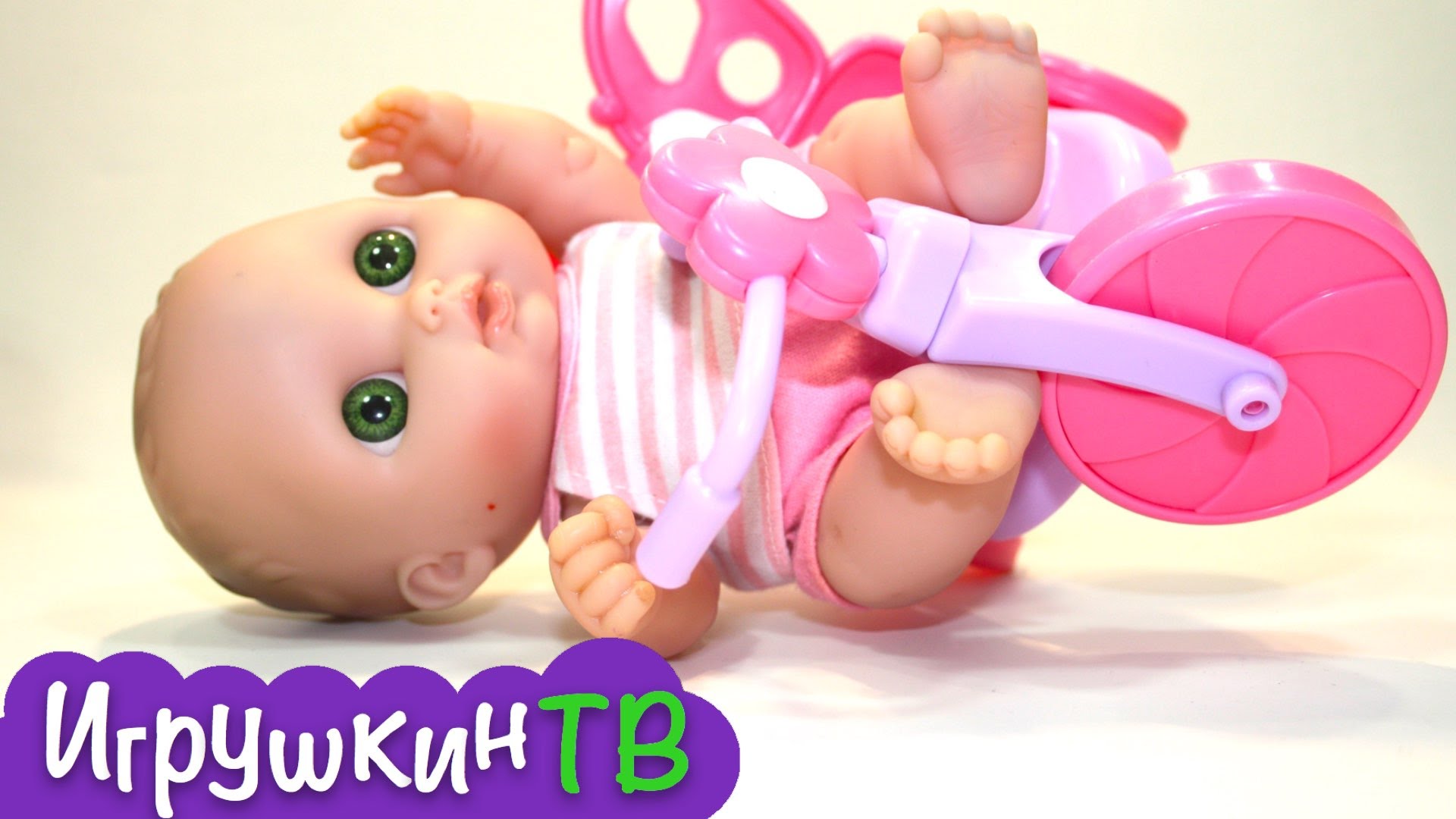 Dochki-Materi-s-pupsom-Kira.-Kira-kushaet-novye-produkty-i-igraet-so-zveryushkami-i-velosipedom