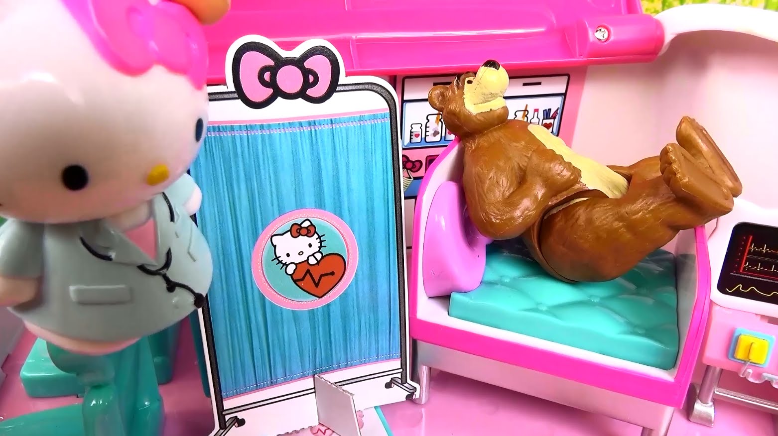 Doktor-Hellou-Kitti-Skoraya-pomoshh-Lechim-mishku-multik-Masha-i-Medved-Masha-and-the-Bear