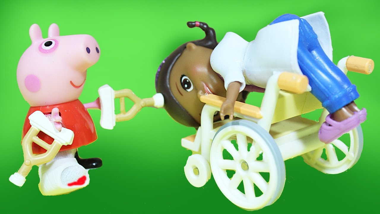 Doktor-Plyusheva-nakladyvaet-gips-Svinke-Peppe.-Multik-iz-igrushek