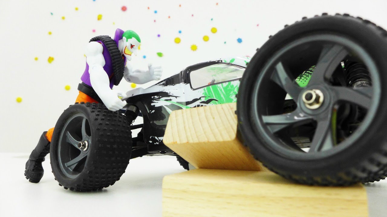 Dzhoker-JOKER-i-igrushki-dlya-malchikov.-Dzhoker-ugnal-radioupravlyaemuyu-mashinu-Generalnaya-uborka