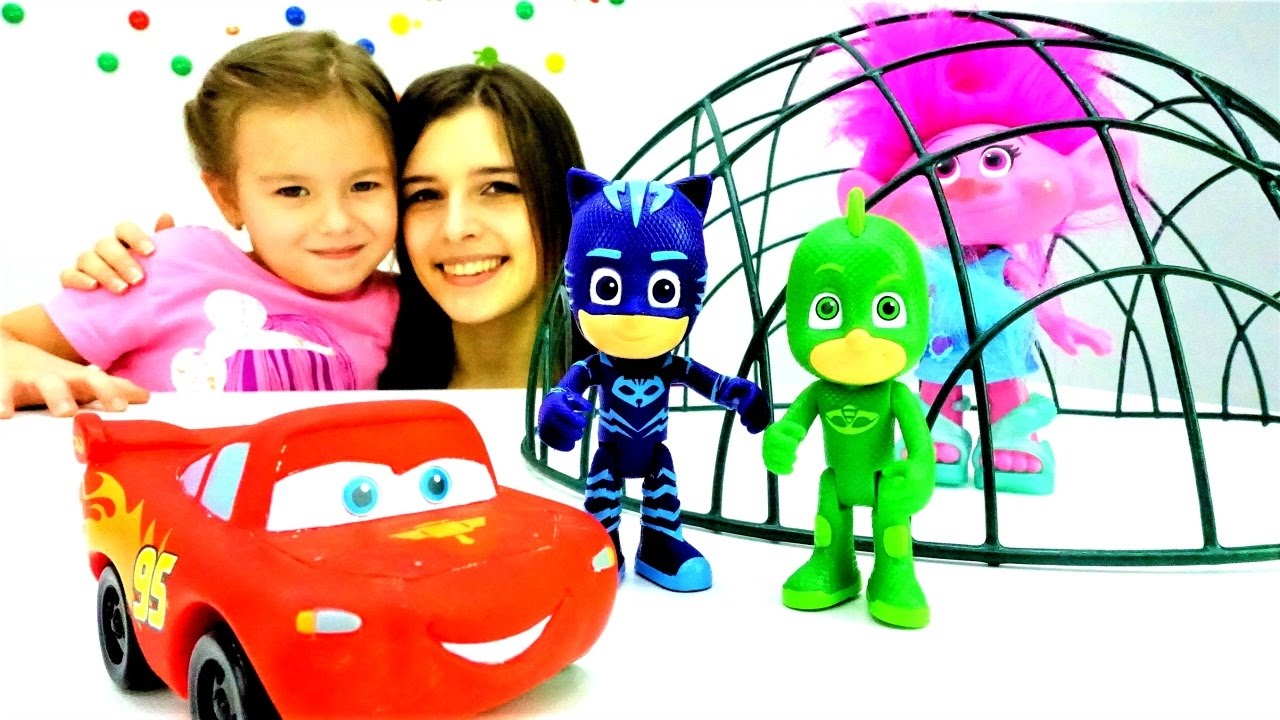 Geroi-v-maskah-Gekko-i-Ketboj-spasayut-igrushki-ot-Minona.-Video-deti-i-roditeli