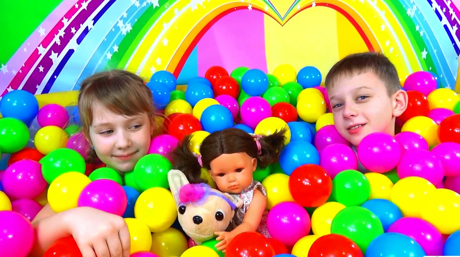 Igraem-v-detskom-bassejne-s-raznotsvetnymi-sharikami-Kids-pool-fun-balls