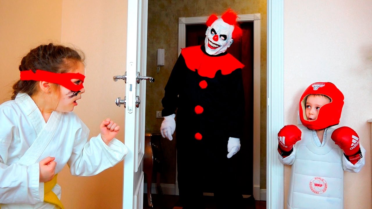 KLOUN-KILLER-V-SHOKE-OT-ETIH-DETEJ-SCARY-KILLER-CLOWN-ATTACKS-KIDS-PRANK