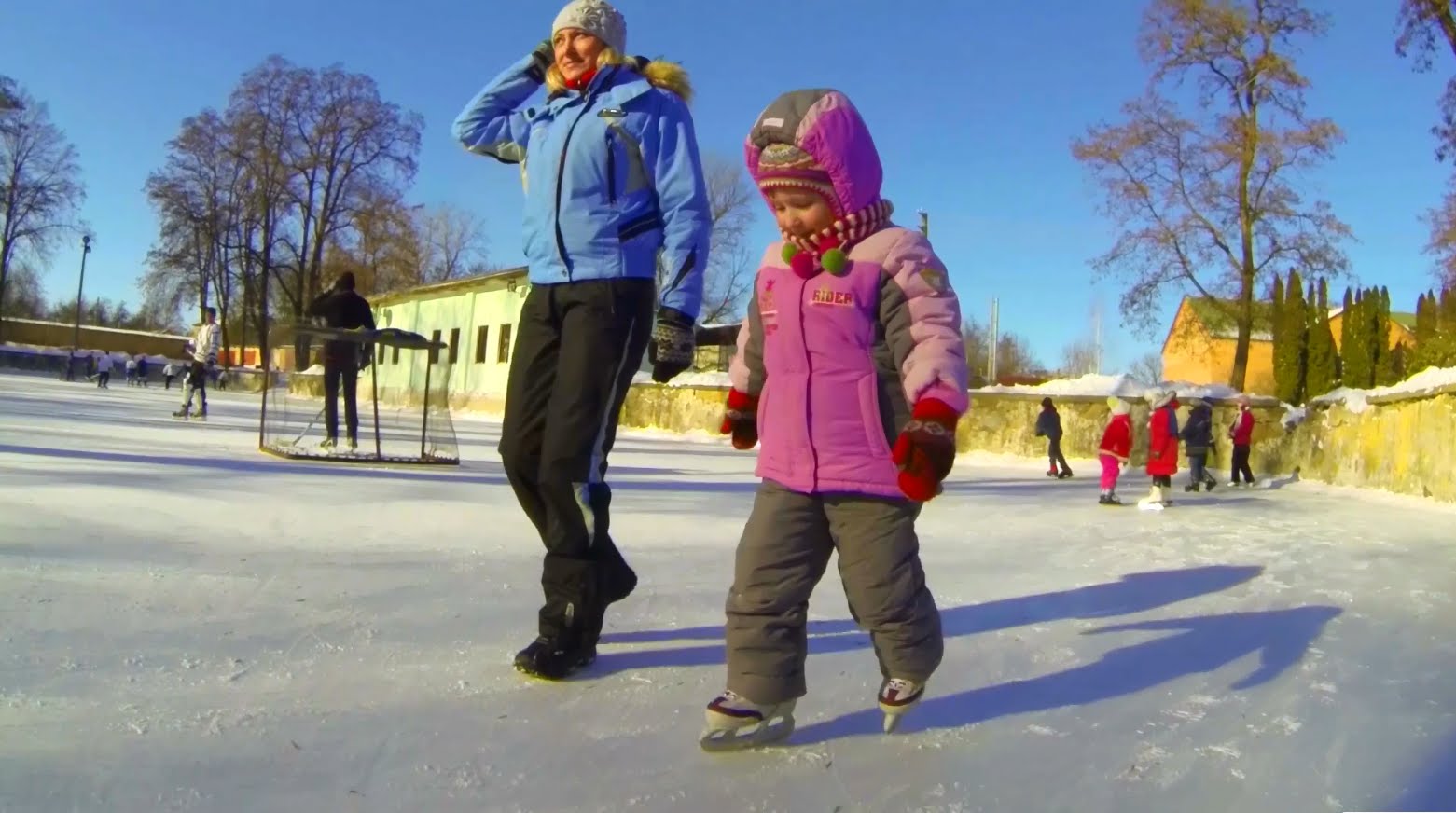 Kak-ya-uchilas-katatsya-na-konkah.-Pervyj-raz-na-ldu.-Mne-4-godika-FIRST-TIME-ICE-SKATING