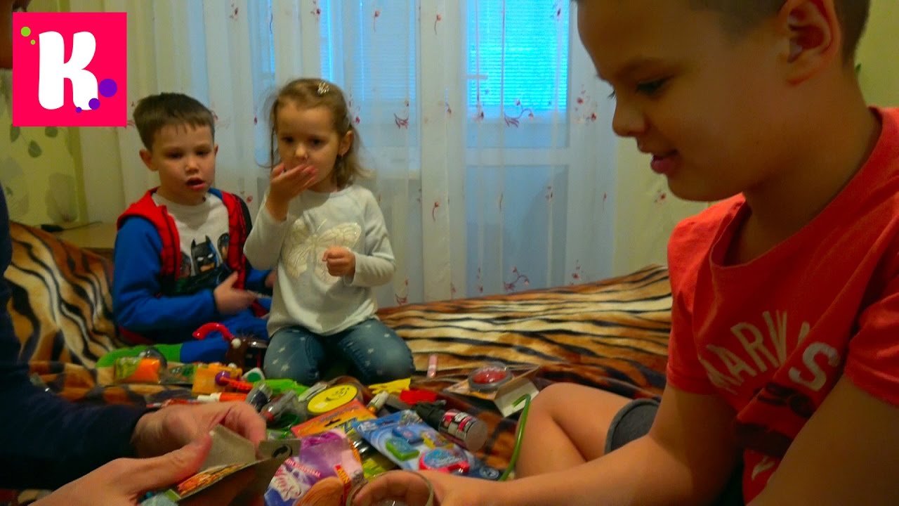 Katya-u-babushki-Lepit-vareniki-Desert-s-chervyakami-Dedushka-kataet-na-mashine-i-Mnogo-konfet-dlya-YArika