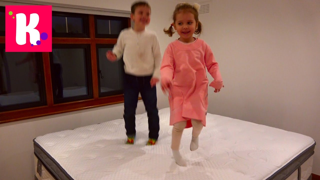 Katya-vybiraet-mebel-dlya-komnaty-Printsessy-Rum-Tur-i-yajtsa-dinozavrov-v-shokolade