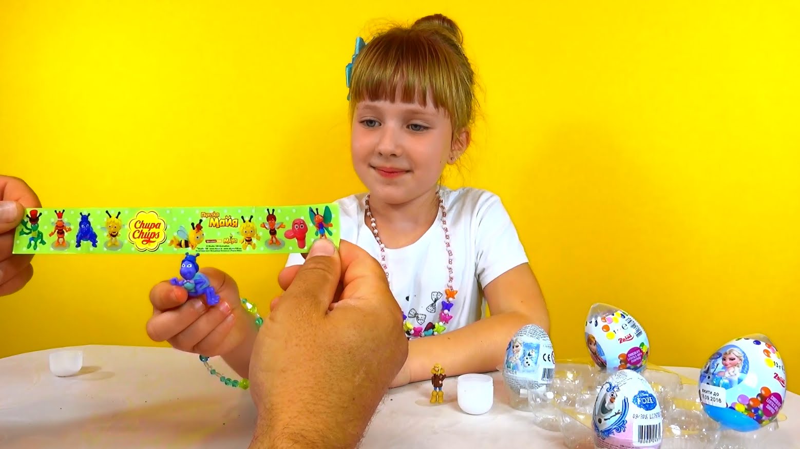 Kinder-Syurpriz-Frozen-raspakovka-igrushek-syurprizov-Play-and-Kinder-Surprise-Eggs-Unboxing