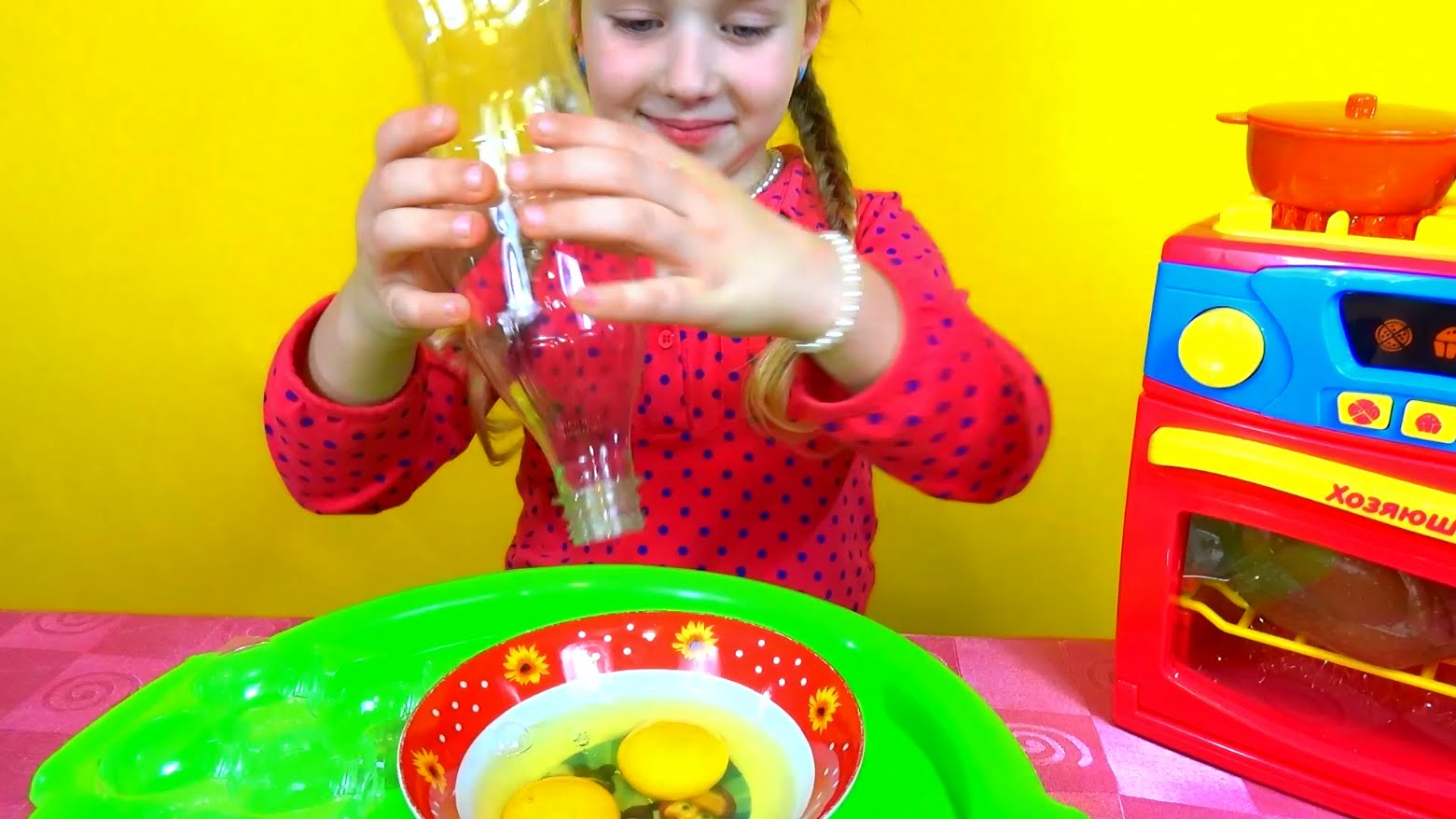 Life-Hacks-Kak-otdelit-yaichnyj-zheltok-ot-belka-Very-cool-way-to-separate-egg-yolk