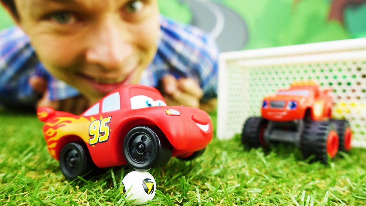 Makvin-multfilm-Tachki-i-Vspysh-igrushki-Mashinki-igrayut-v-futbol