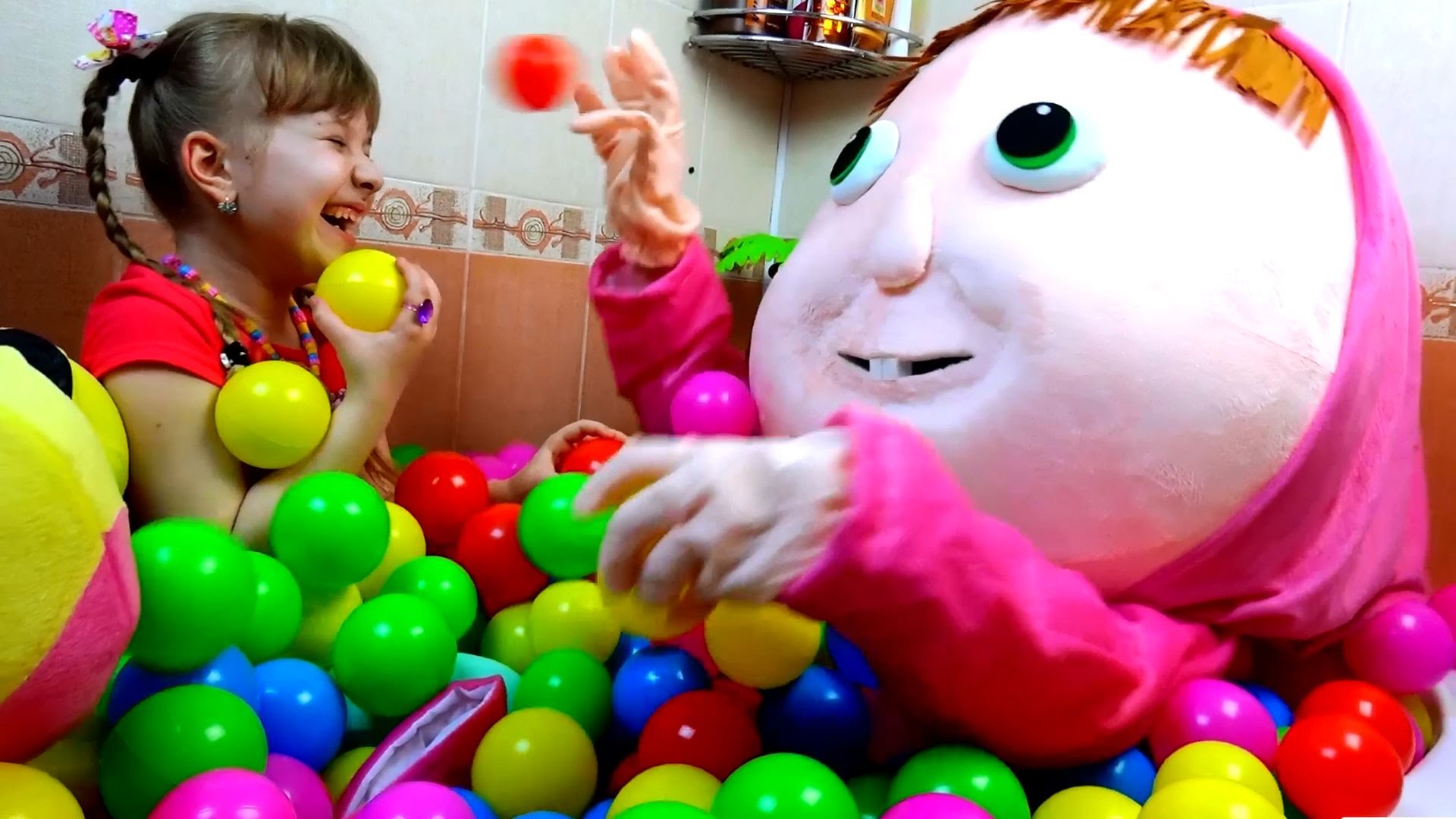 Masha-i-Medved-Masha-igraet-v-vannoj-v-raznotsvetnyh-sharikah-Masha-and-the-Bear-Crazy-Plastic-Ball
