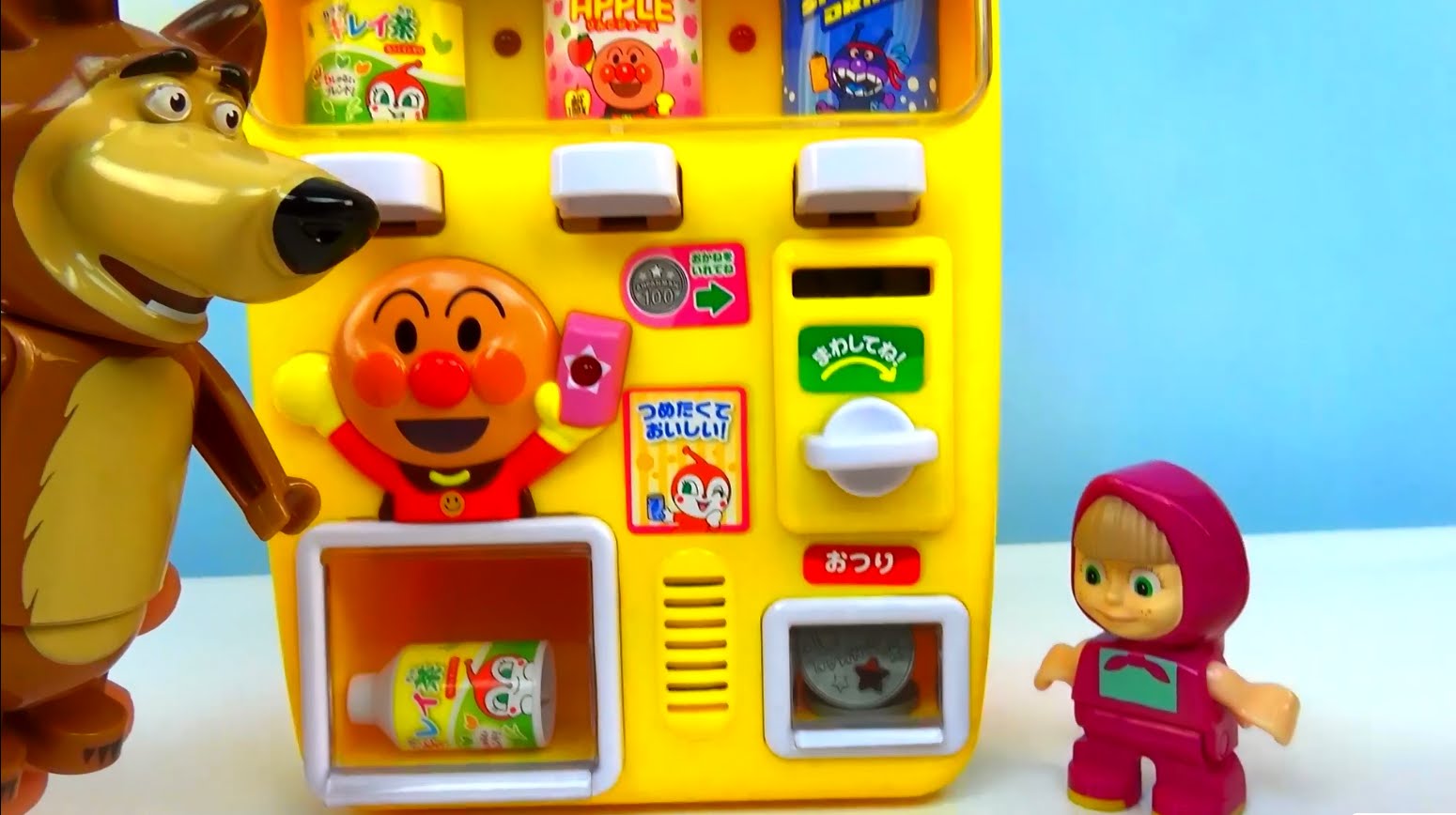 Masha-i-Medved-Torgovyj-avtomat-s-napitkami-Masha-and-the-Bear-buys-Soda-at-Anpanman-Vending-Machine