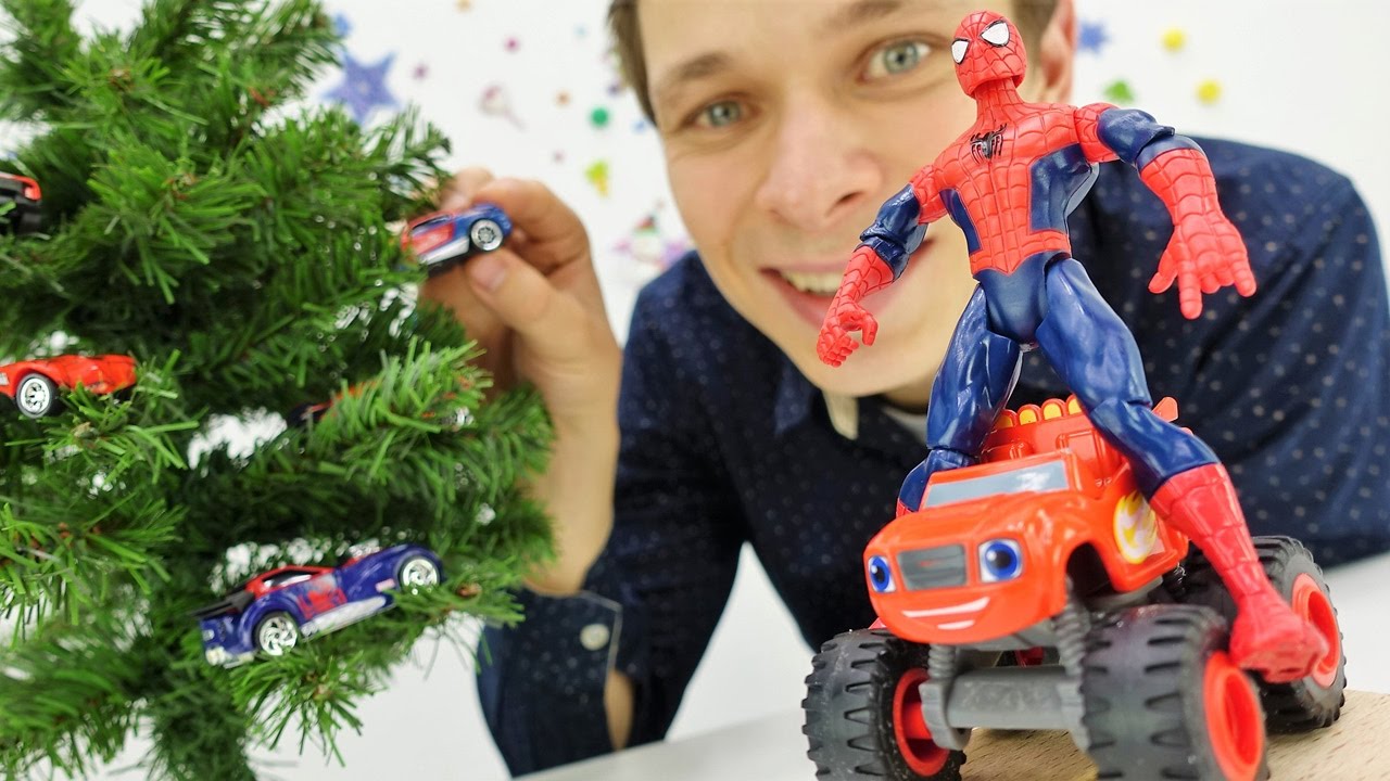 Mashinki-dlya-malchikov-Vspysh-smotret-video-pro-igrushki.-CHelovek-Pauk-i-Vspysh-naryazhayut-yolku
