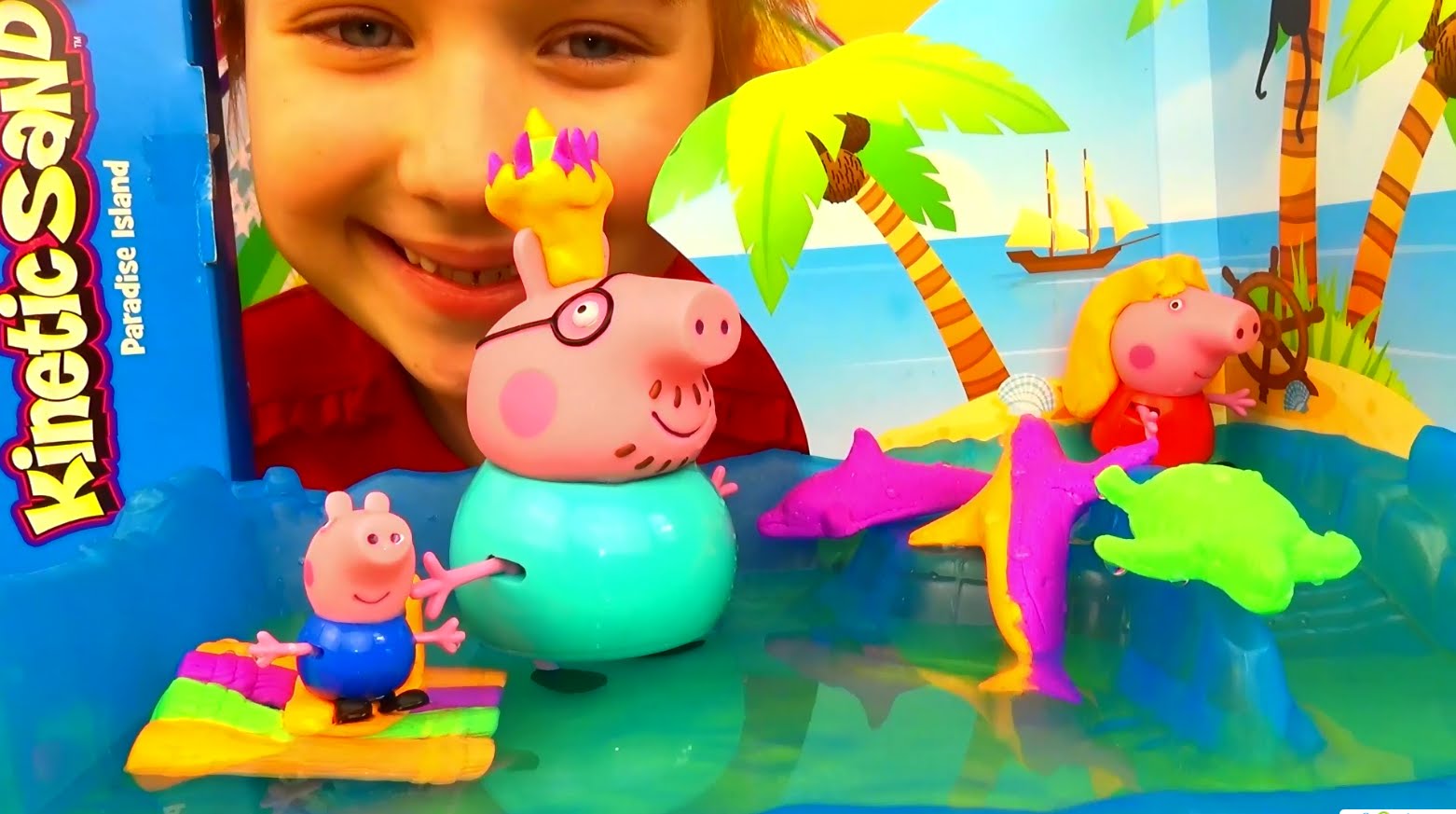 Multik-Svinka-Peppa-i-papa-Svin-igrayut-v-bassejne-Plavayushhij-kineticheskij-pesok