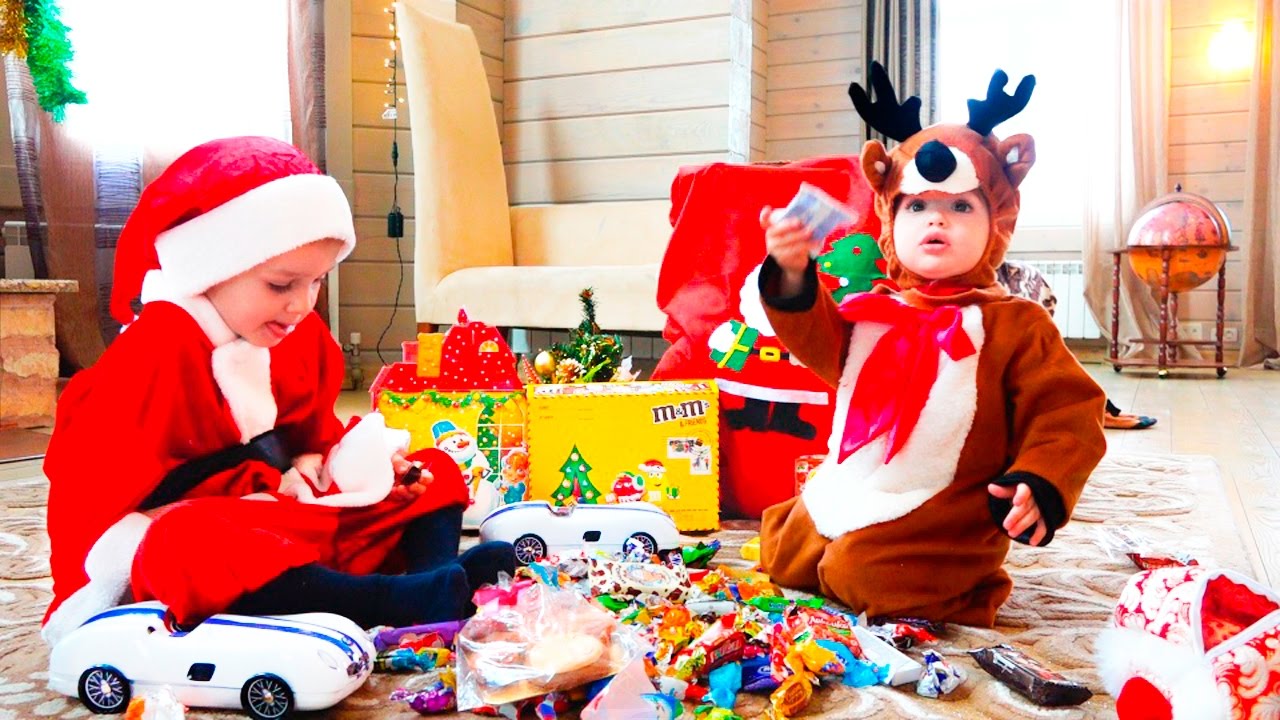 Nashli-SPRYATANNYE-PODARKI-na-Novyj-God-Detki-Seli-MNOGO-KONFET-Bad-Babies-ate-a-lot-of-candies