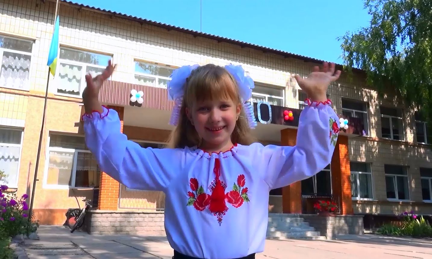 Pervyj-raz-v-pervyj-klass-Utro-1-sentyabrya-FIRST-DAY-OF-SCHOOL