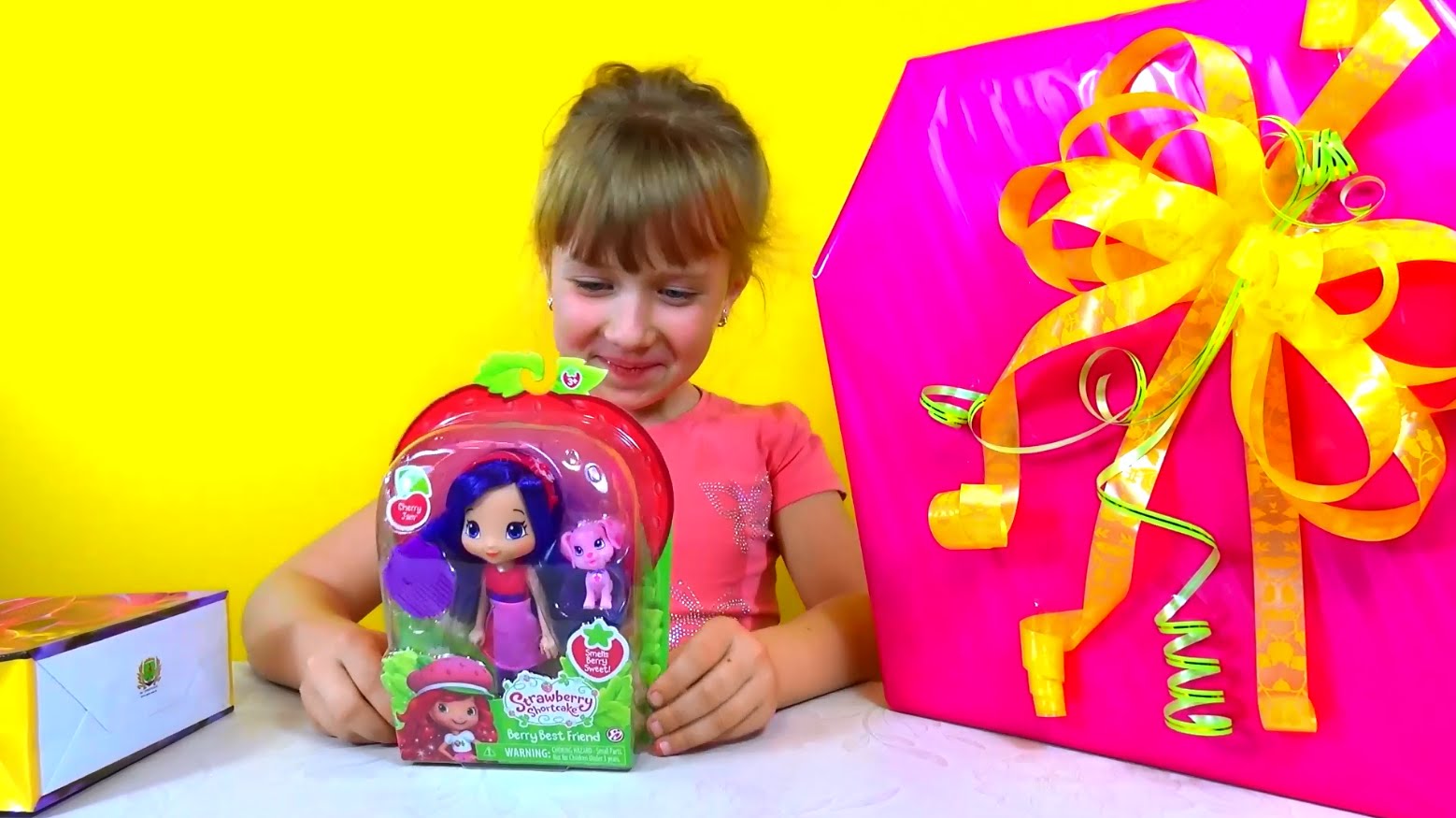 Raspakovka-podarkov-SHarlotta-Zemlyanichka-Vishenka-i-Lalalupsi-Snezhinka-Unpacking-gifts-Lalaloopsy