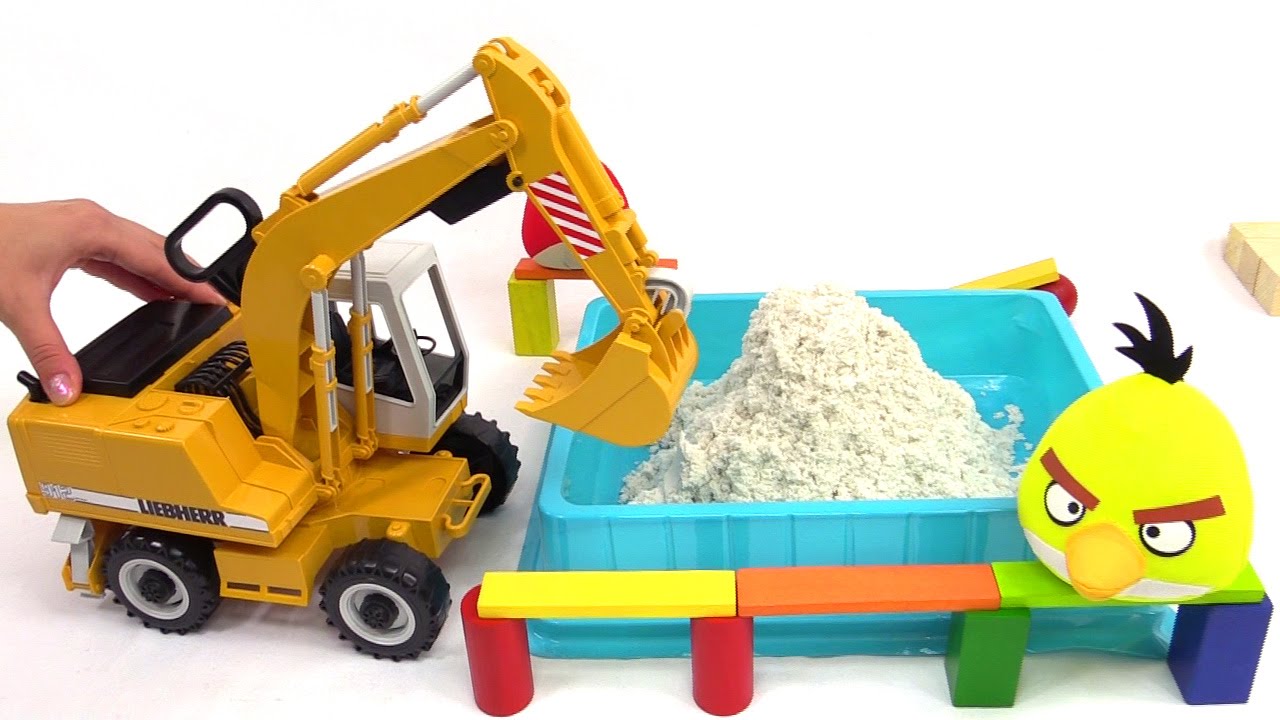 Razvivayushhij-multik-pro-Ekskavator-zlyh-ptichek-Angry-Birds-i-hryushku-igra-dlya-detej
