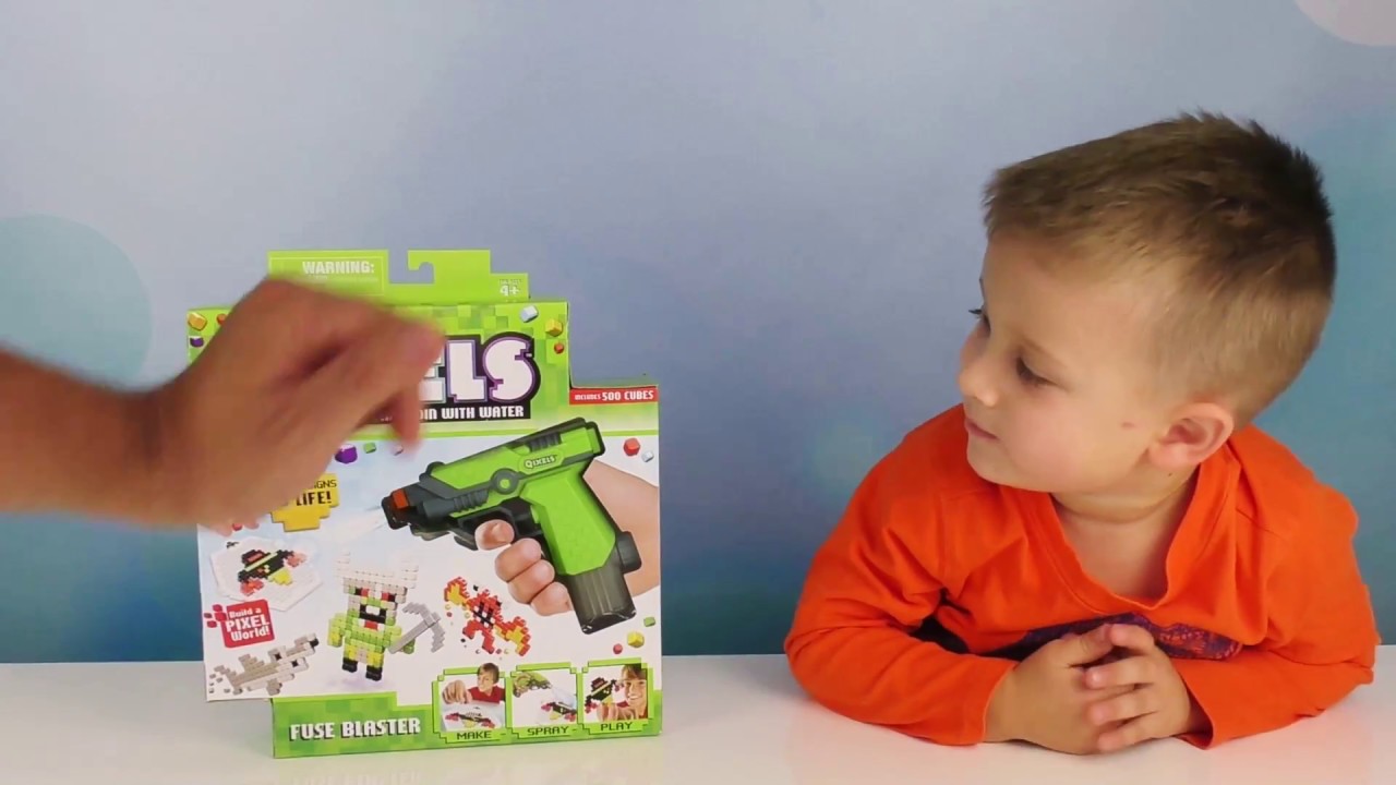 Roma-Idyot-na-Strizhku-i-vybiraet-Novye-Igrushki-igraem-Doma-Video-dlya-Detej