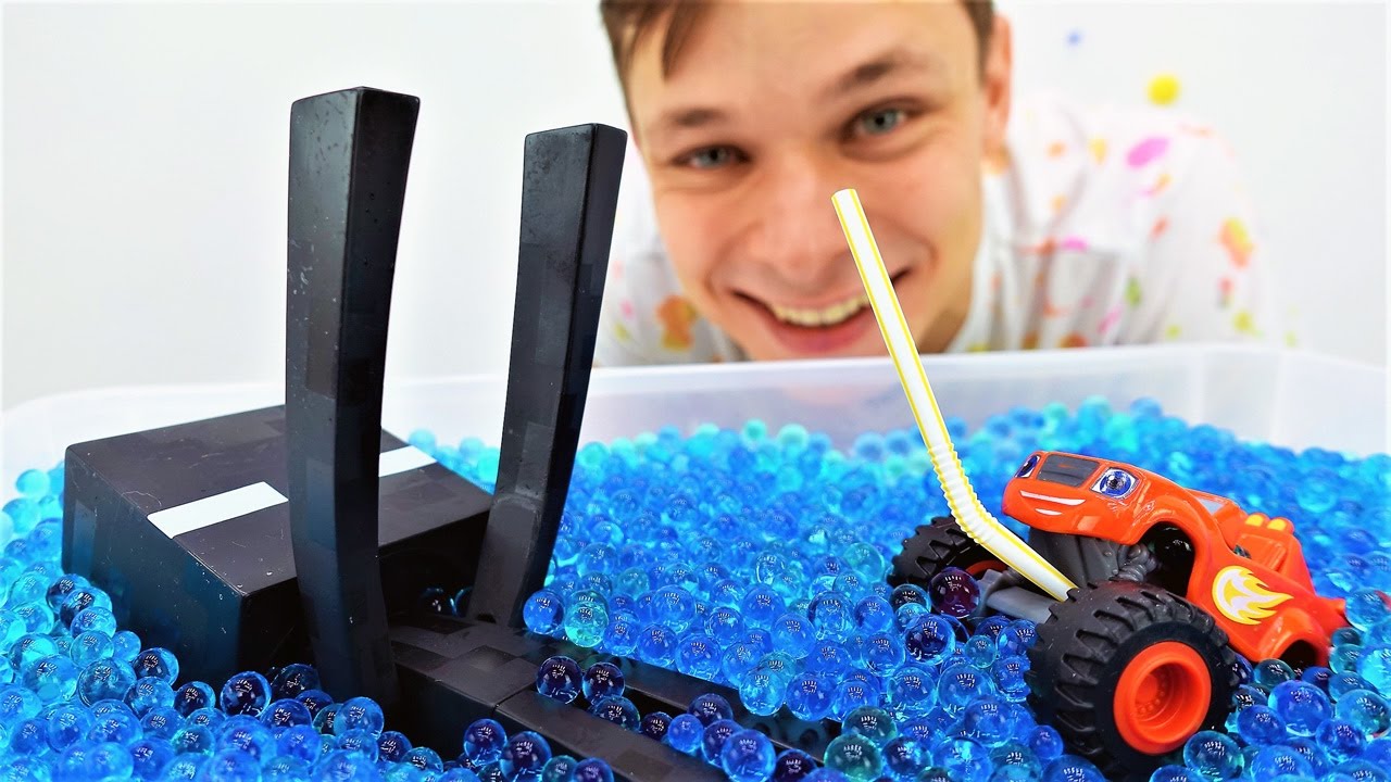 Smotret-Vspysh-i-igrushki-Majnkraft-Vspysh-ubegaet-ot-Endermena-Video-dlya-malchikov