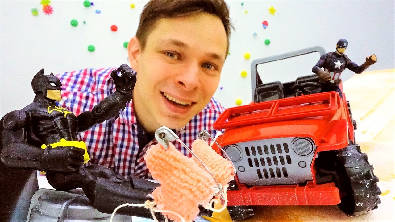 Supergeroi-detskoe-video-pro-igrushki.-Kapitan-Amerika-i-mashinki-stroyat-gorku.-Zimnie-igry