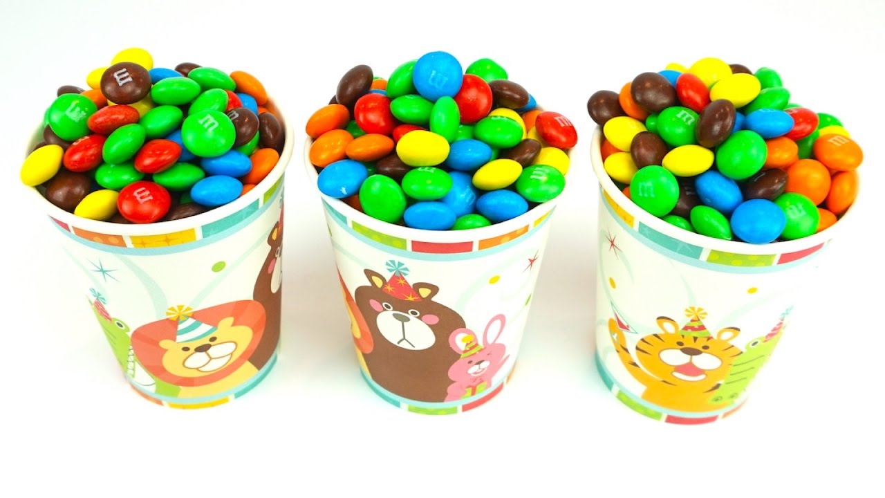 Syurprizy-Masha-i-Medved.-Otkryvaem-paketiki-s-igrushkami-Masha-i-Medved