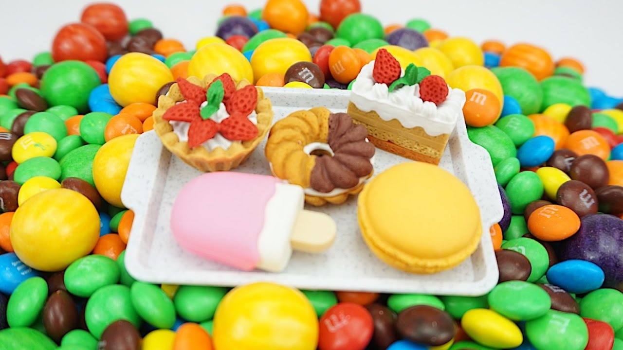 Syurprizy-stakanchiki.-Ishhem-i-sobiraem-desertiki.-Syurprizy-dlya-detei-.-Igrushkin-TV