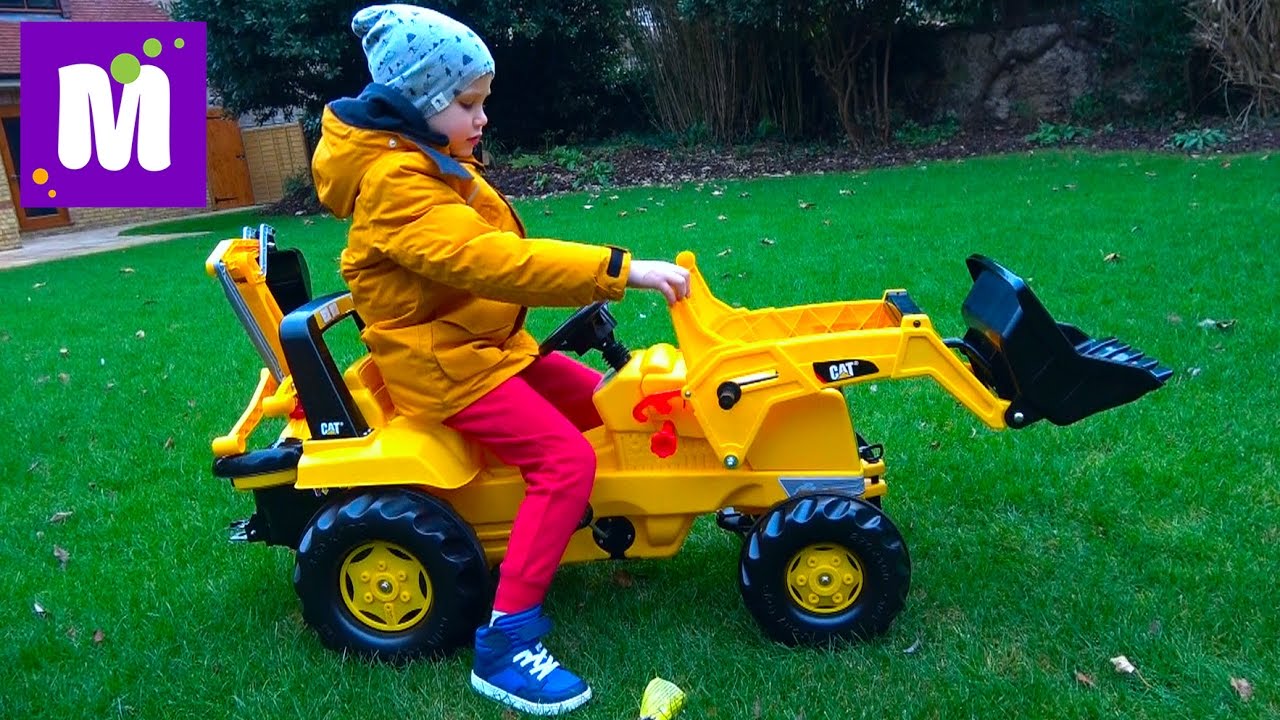 Traktor-ekskavator-pogruzchik-tri-v-odnom