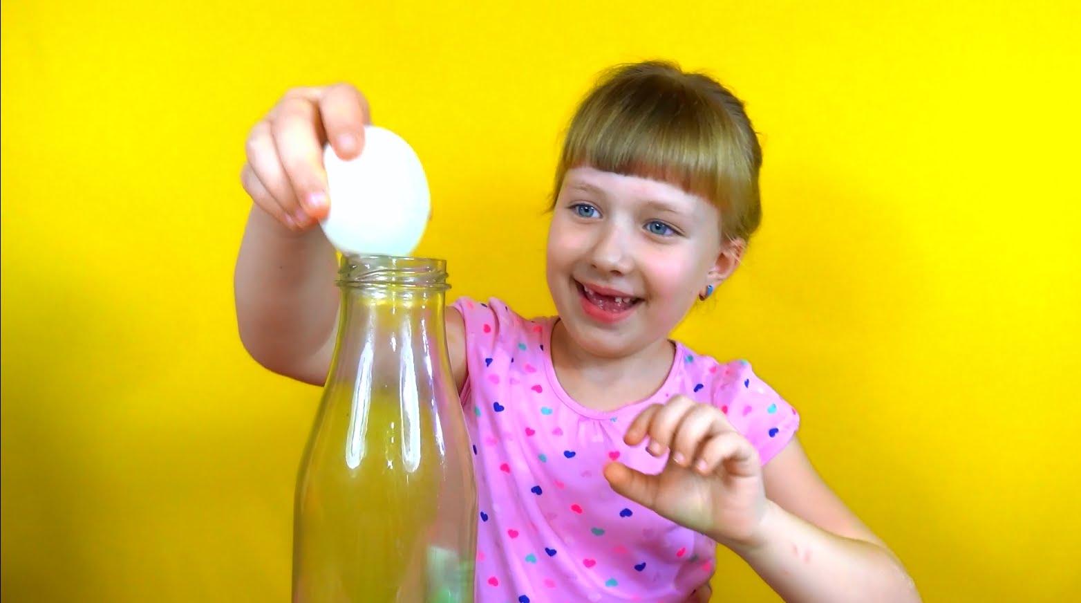 Tryuk-s-yajtsom-Kak-zasunut-yajtso-v-butylku-Life-Hacks-The-trick-with-egg