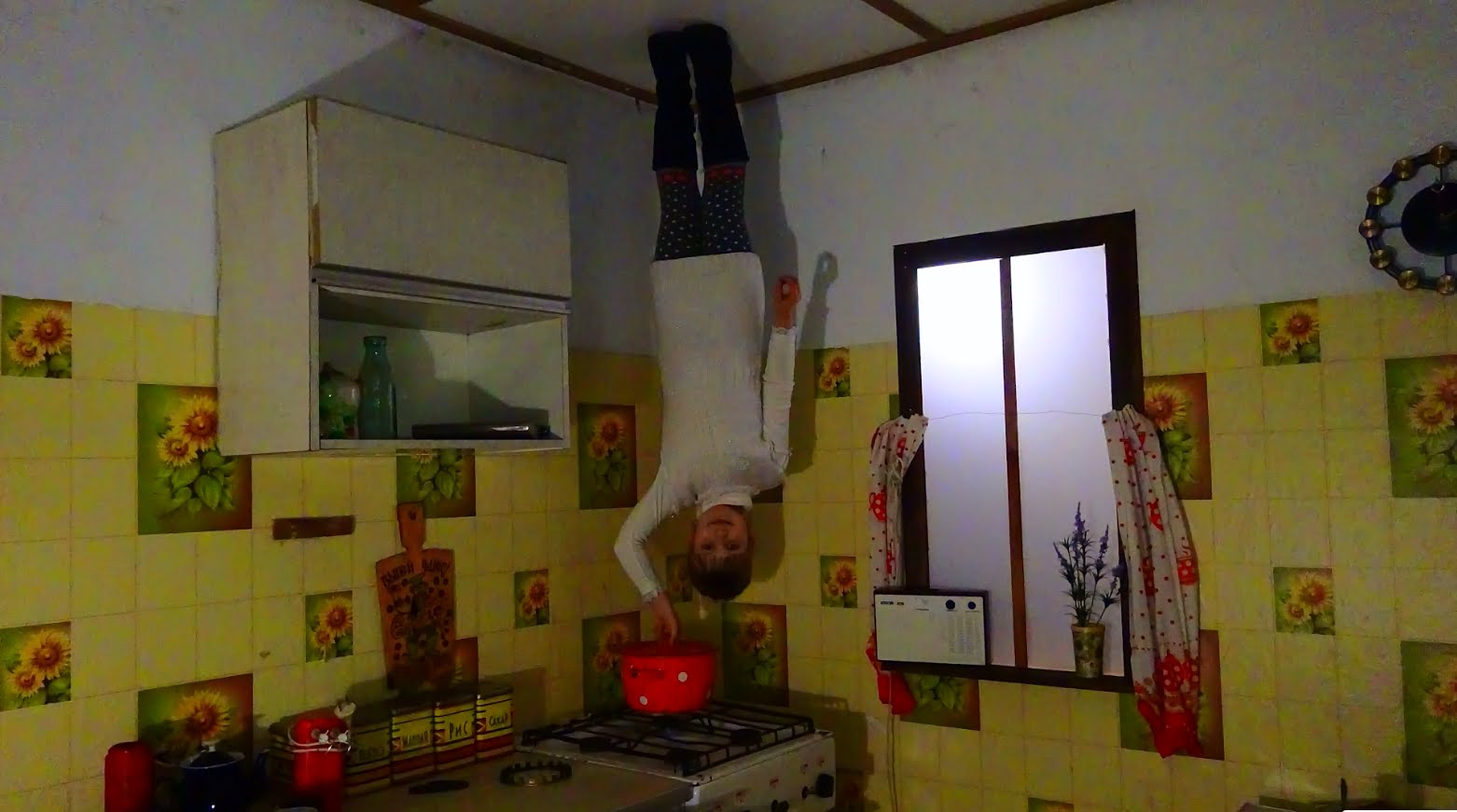 VLOG-Dom-Perevertysh-Kiev-Detskij-kompleks-Hodim-po-potolkah-House-Changeling-walk-on-the-ceiling