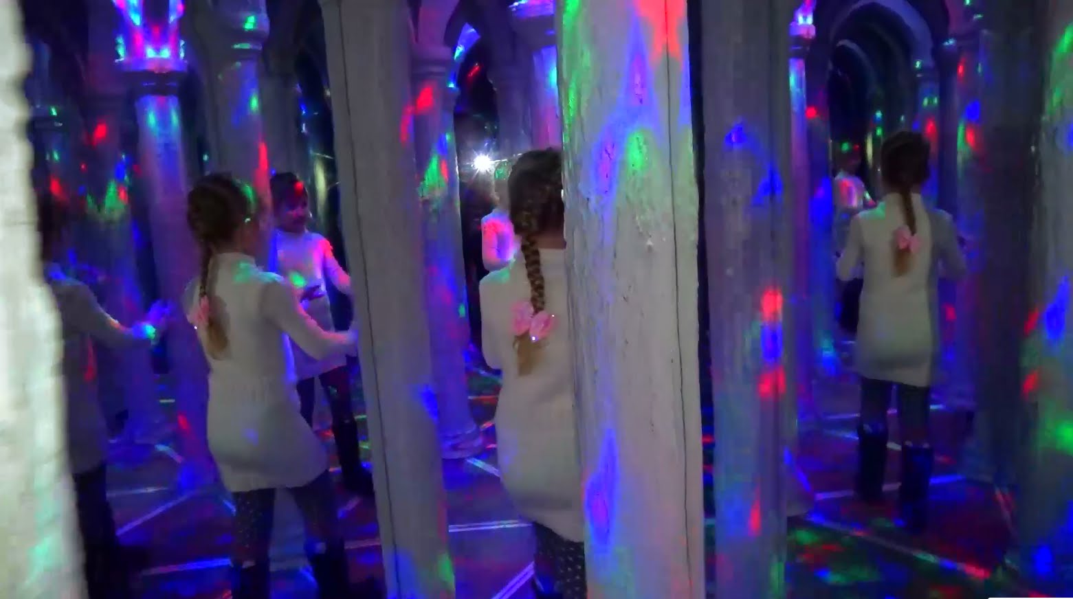 VLOG-Zerkalnyj-labirint-Kiev-Razvlekatelnyj-tsentr-Ishhem-vyhod-Childrens-entertainment-center