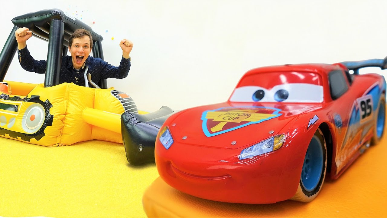 Video-dlya-detej-Makvin-multfilm-Tachki-igrushki-mashinki.-Rushim-doma